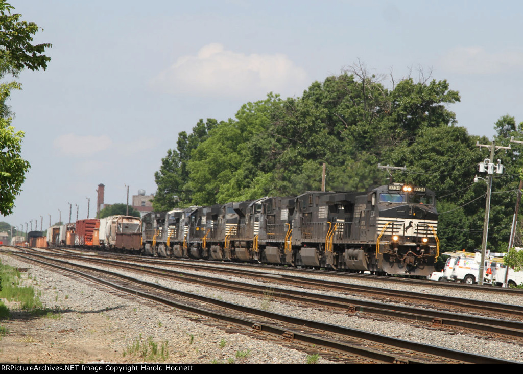 NS 9734 leads 8 other locos and train 128 northbound